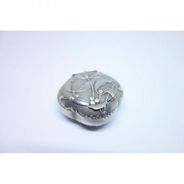 Boîte argent massif quadrilobé, motif de Gui, Art Nouveau.