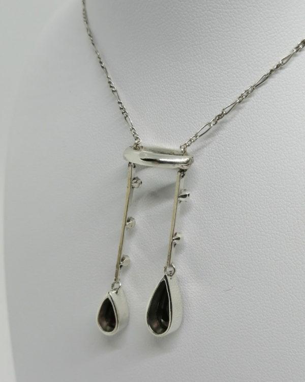 Collier argent négligé original avec couronne et sertie de grenats en gouttes, 1900, Art Nouveau. – Image 6