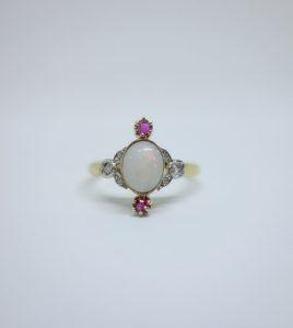 bague or et opale