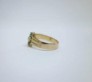 bague or diamant et émeraudes