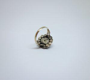 bague or et saphir rose avec diamants