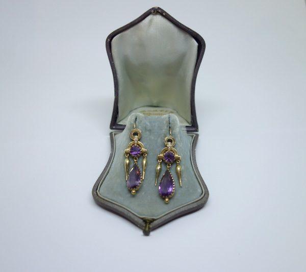 boucles d'oreilles en or avec améthystes pendantes