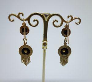 boucles d'oreilles pendantes en or avec onyx et demi-perles fines