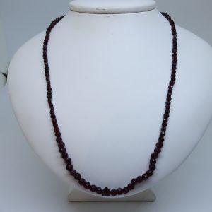 collier grenat en chute