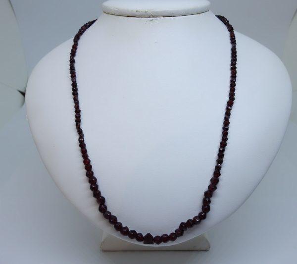 collier grenat en chute