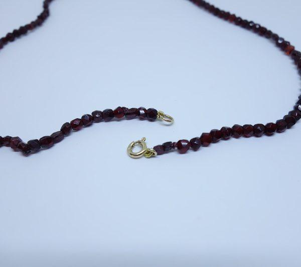 collier en grenats en chute