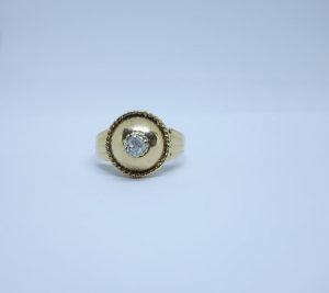 bague or façon dôme avec diamant