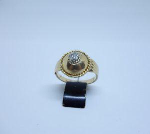 bague or façon dôme avec diamant