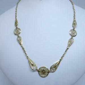 collier or filigrané et motif de fleur