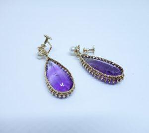 boucles d'oreilles pendantes or et améthystes avec perles