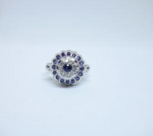 bague or gris diamants et saphirs