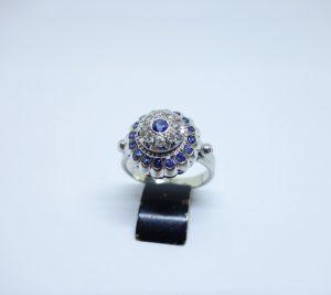 bague or gris diamants et saphirs