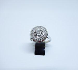 bague or gris et diamants