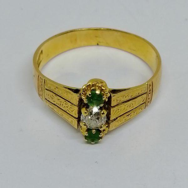 bague en or avec émeraudes et diamant de taille ancienne vers 1900