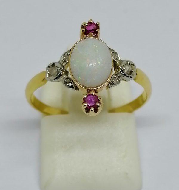 Bague or opale et rubis.