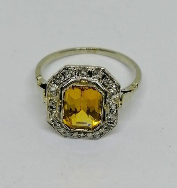 bague en or gris de forme octogonale avec citrine et roses de diamants art déco vers 1930