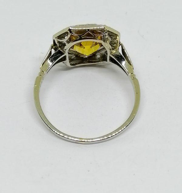 bague en or gris de forme octogonale avec citrine et roses de diamants art déco vers 1930