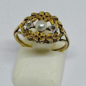 bague en or avec perle fine rose de diamants et motifs de fleurettes vers 1900