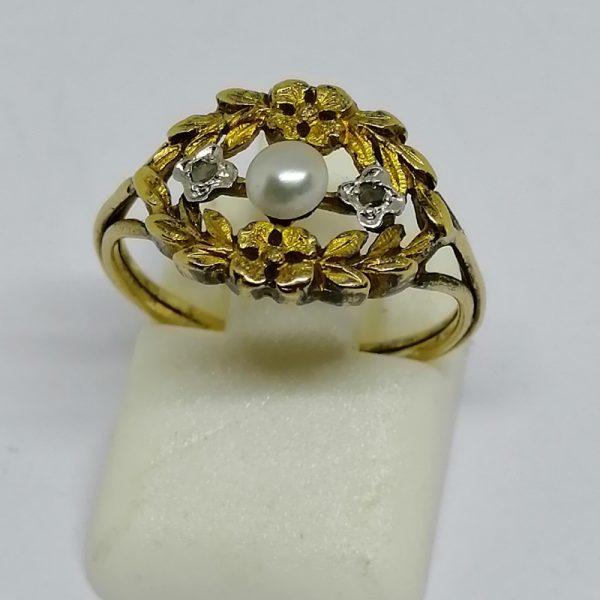 bague en or avec perle fine rose de diamants et motifs de fleurettes vers 1900