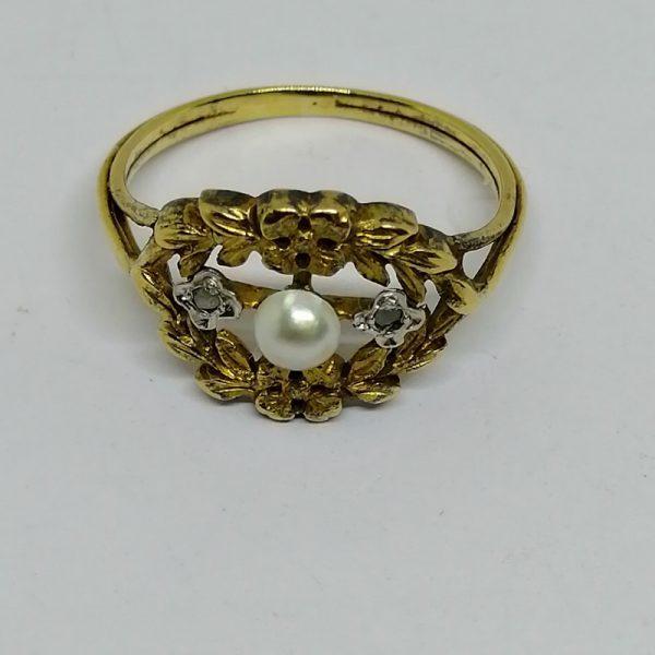 bague en or avec perle fine roses de diamants et motif de fleurettes vers 1900