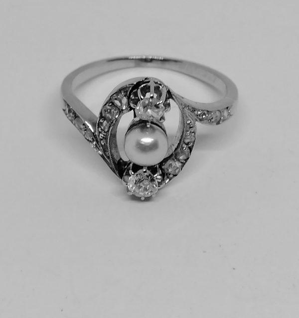 bague en or gris avec diamants et belle perle fine travail 1900