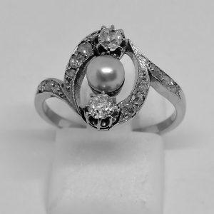 bague en or gris avec diamant et belle perle fine travail 1900