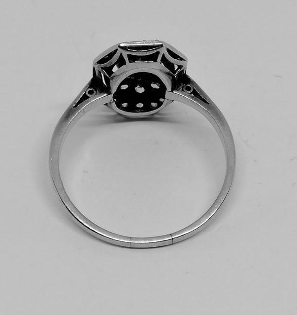 bague en or gris et platine avec diamants de forme octogonale et ajourée art déco vers 1930