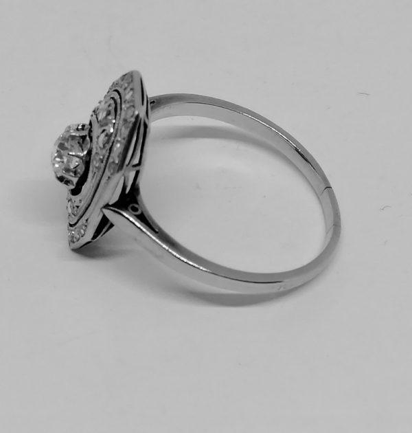 bague en or gris et platine avec diamants de forme octogonale ajourée art déco vers 1930