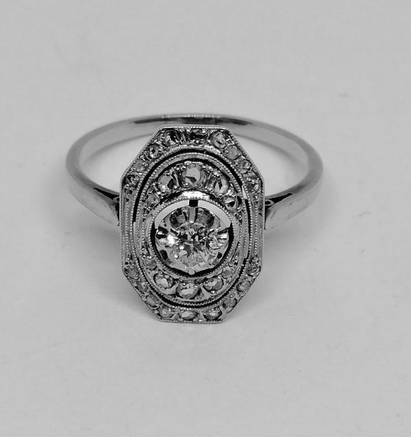 bague en or gris et platine avec diamants de forme octogonale art déco vers 1930