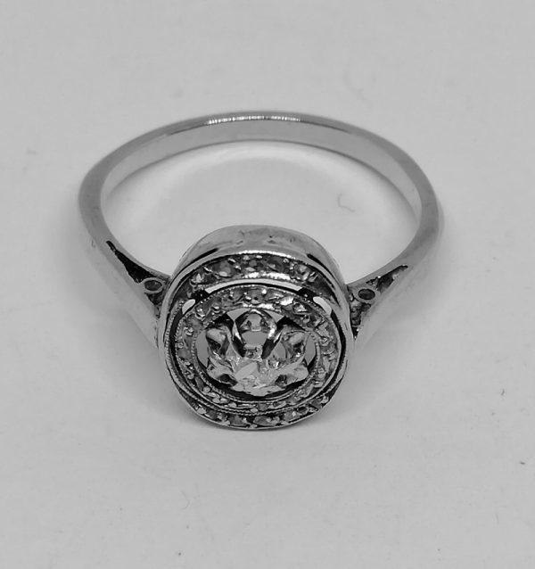 bague en or gris de forme ovale avec diamants art déco vers 1930