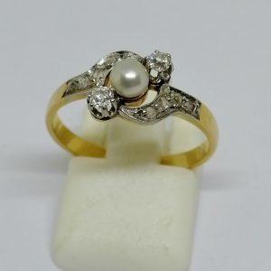 bague en or avec belle perle fine au centre et diamants travail art nouveau vers 1900