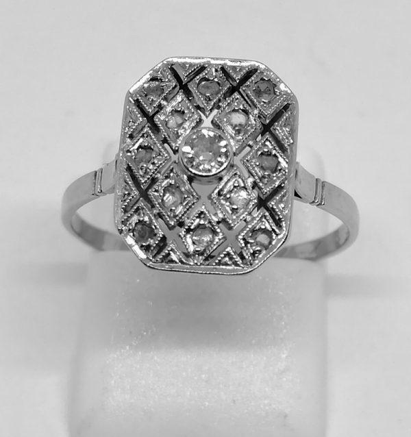 bague en or gris façon damier avec petites roses de diamants vers 1925