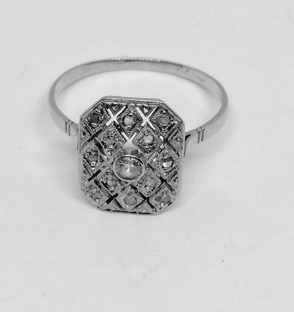 bague en or gris façon damier avec pavage de petites roses de diamants vers 1930