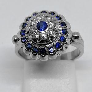 bague en or gris avec diamants et saphirs en sertie clos vers 1930