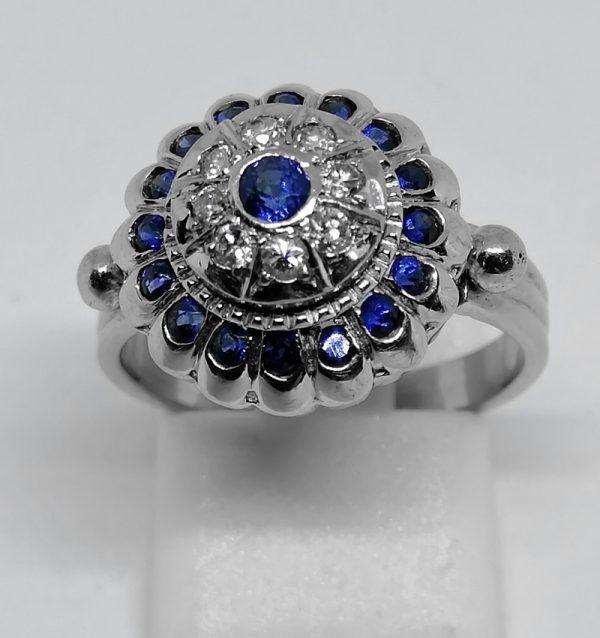 bague en or gris avec diamants et saphirs en sertie clos vers 1930