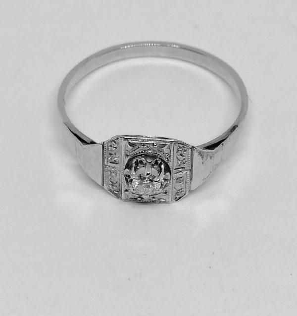 bague en or gris avec un petit diamant de forme géométrique art déco vers 1930