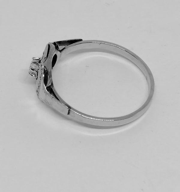 bague en or gris avec petit diamant de forme géométrique art déco vers 1930