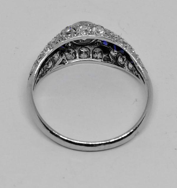 bague en platine avec diamants et saphirs calibrés travail art déco vers 1930