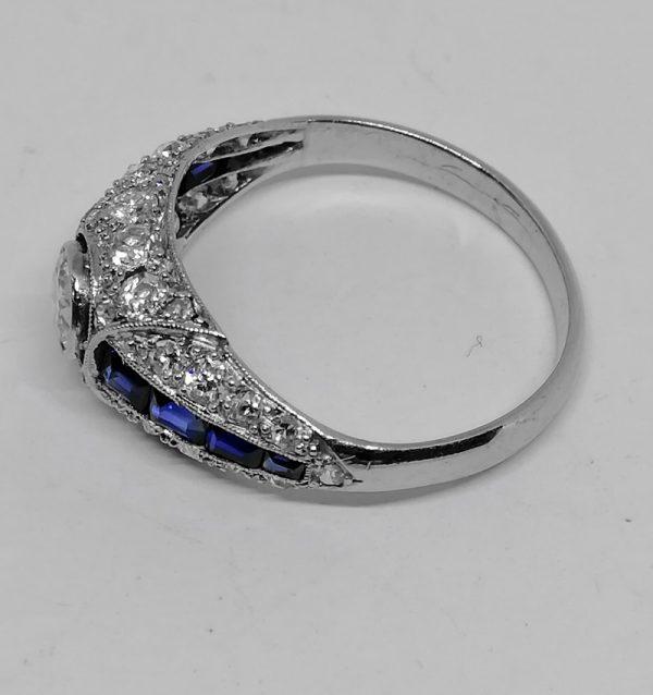 bague art déco en platine avec diamants et saphirs calibrés vers 1930