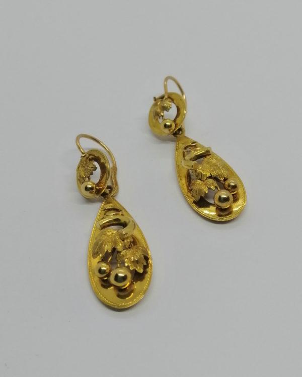 Boucles d'oreilles or, pendantes avec motifs de marrons et feuillage, Art Nouveau, 1900.