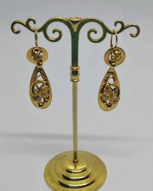 Boucles d'oreilles or, pendantes avec motifs de marrons et feuillage, Art Nouveau, 1900. – Image 2