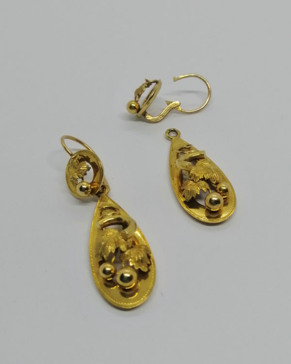Boucles d'oreilles or, pendantes avec motifs de marrons et feuillage, Art Nouveau, 1900. – Image 5