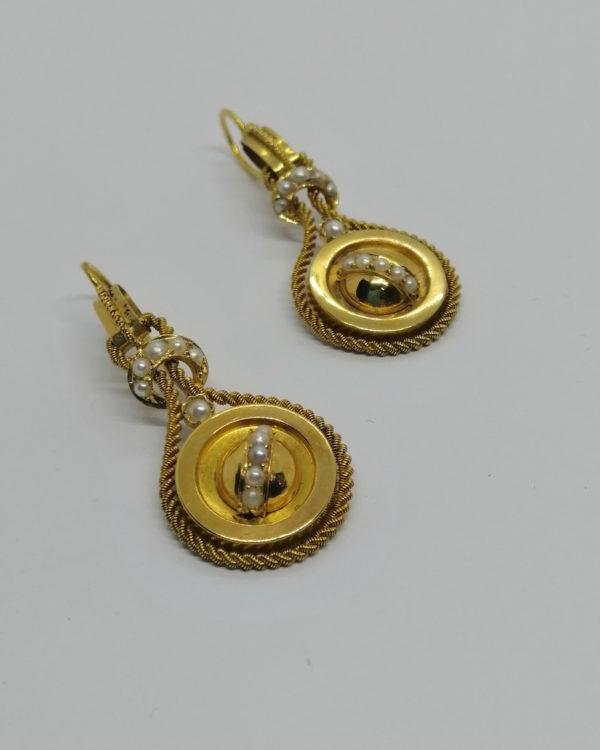 Boucles d'oreilles or, pendantes, fil tourné façon cordelette, et demi-perles fines, 19ième siècle.