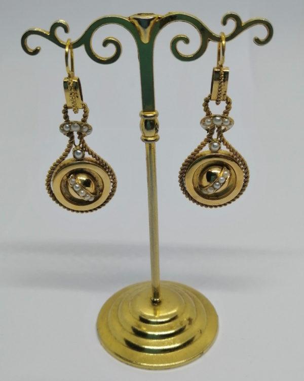 Boucles d'oreilles or, pendantes, fil tourné façon cordelette, et demi-perles fines, 19ième siècle. – Image 2