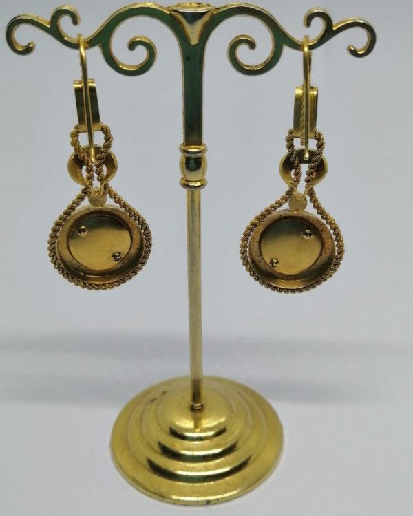Boucles d'oreilles or, pendantes, fil tourné façon cordelette, et demi-perles fines, 19ième siècle. – Image 4