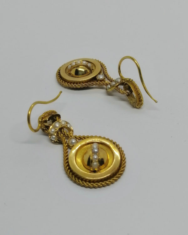 Boucles d'oreilles or, pendantes, fil tourné façon cordelette, et demi-perles fines, 19ième siècle. – Image 5
