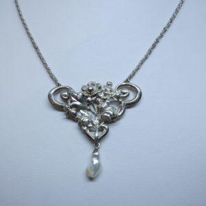 collier argent art nouveau avec motif floral