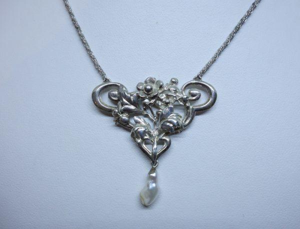 collier argent art nouveau avec motif floral