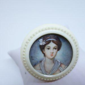 broche avec miniature