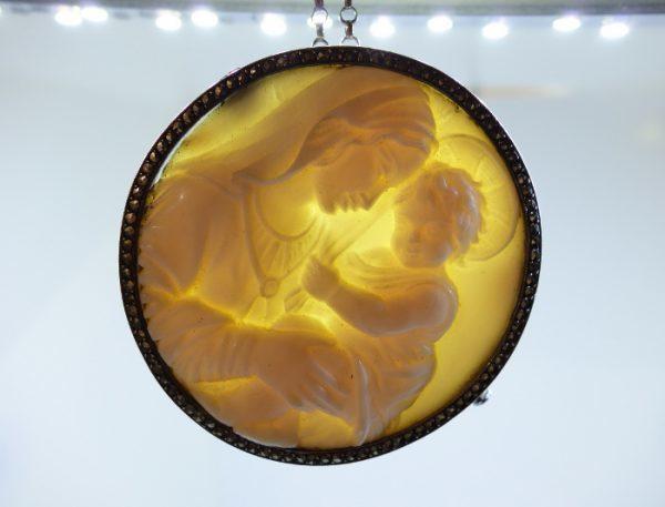 broche argent avec sculpture vierge à l'enfant